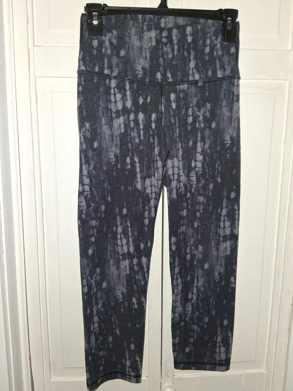 Old Navy Active Black and Gray Tie-Dye High-Waist Crop Leggings